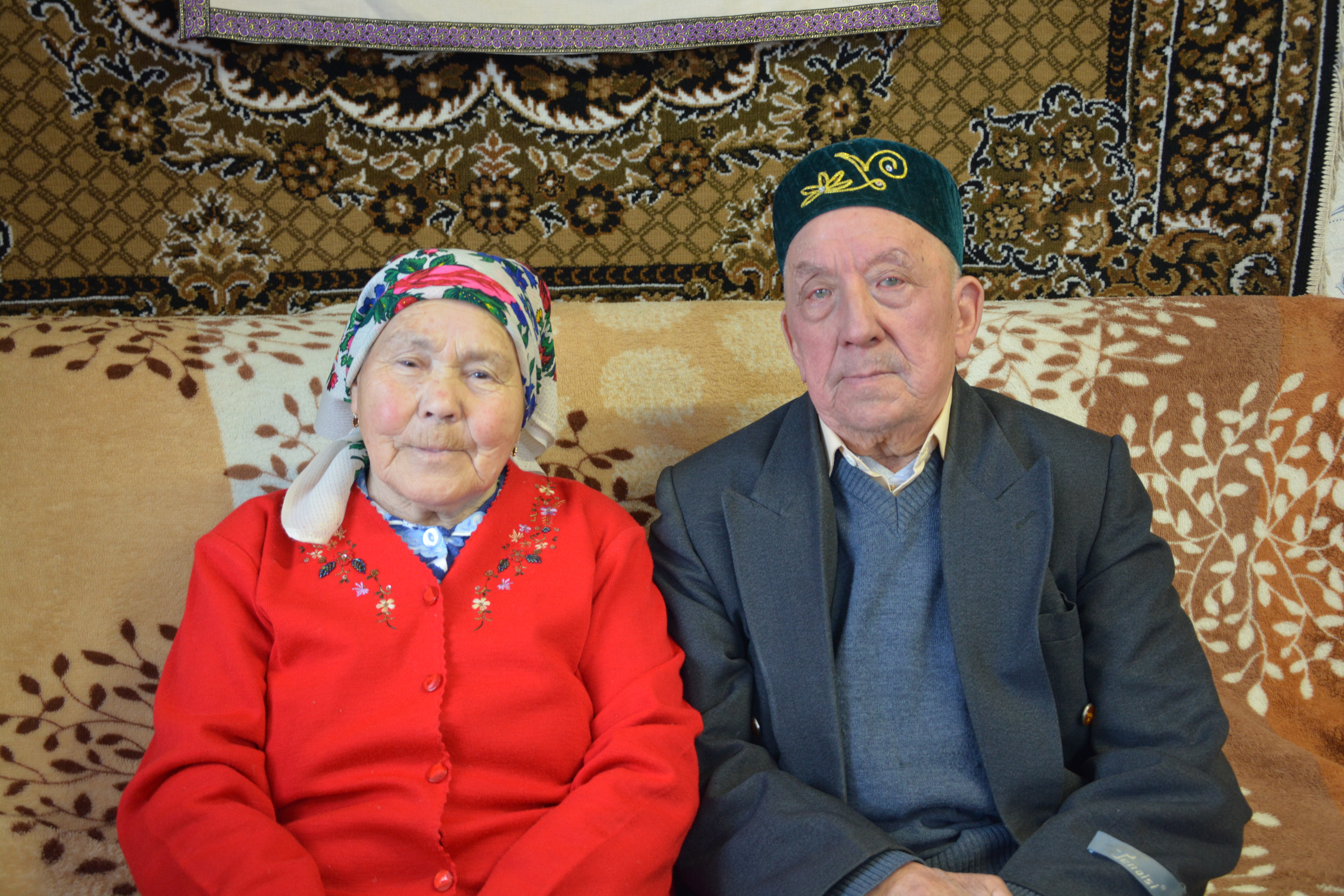 Үткәндәренән ҡәнәғәт, бөгөнгөһөнә рәхмәтлеләр