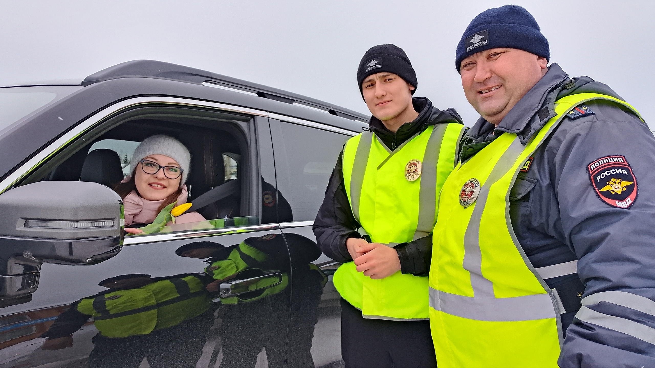 Водитель ҡатын-ҡыҙҙарға - сәскәләр