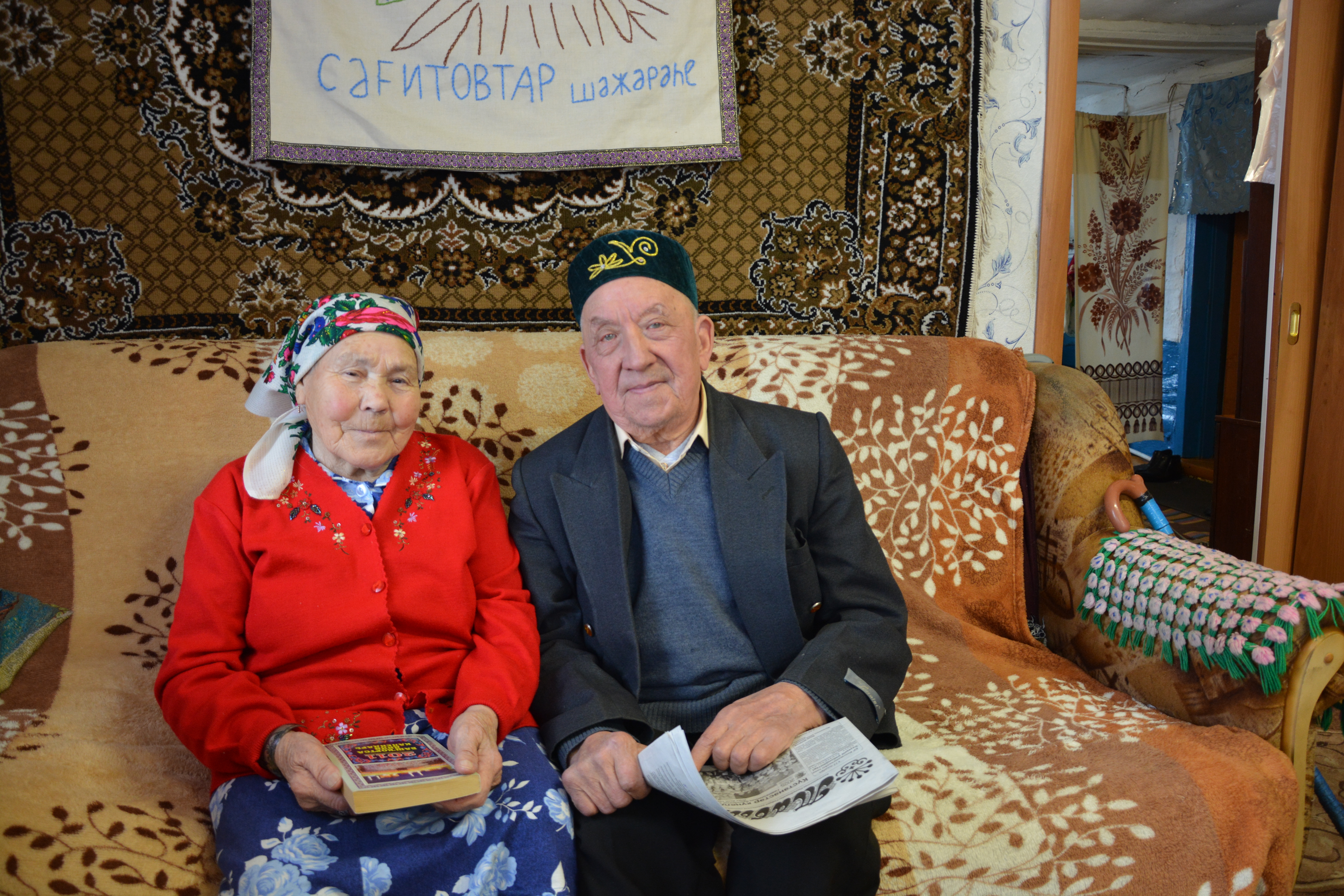 Үткәндәренән ҡәнәғәт, бөгөнгөһөнә рәхмәтлеләр