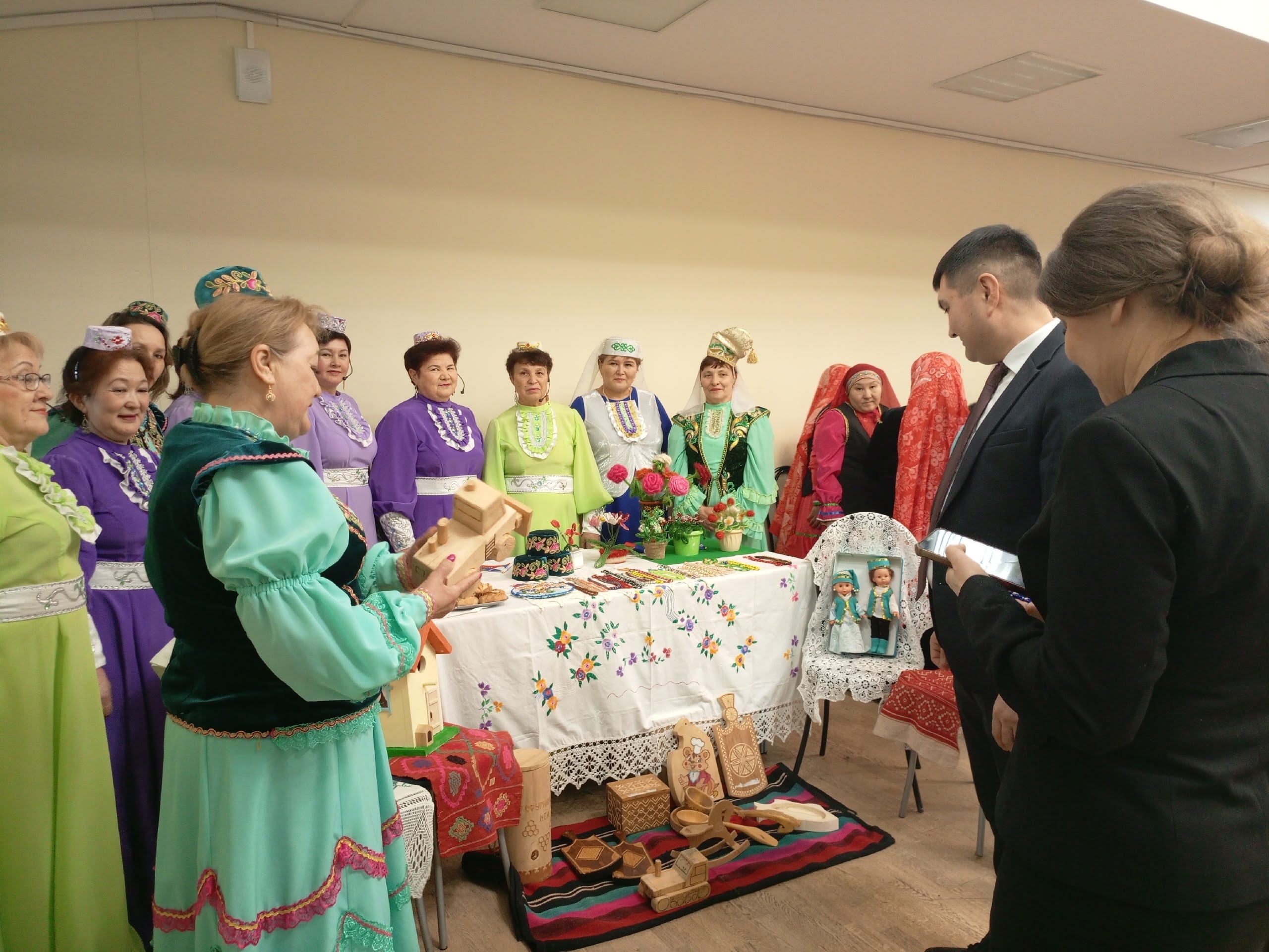 Халҡыбыҙ дуҫ-татыу йәшәһен!