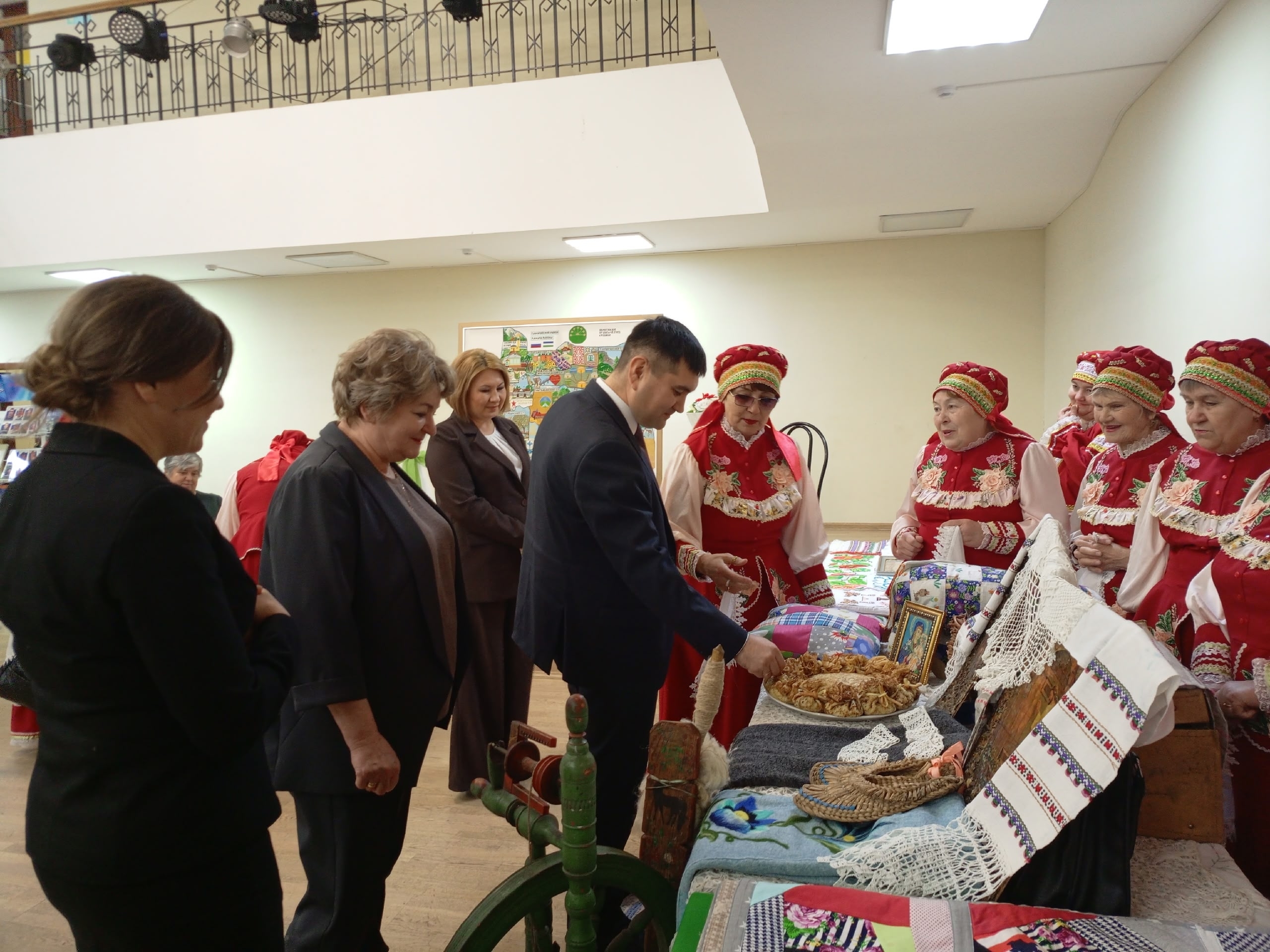 Халҡыбыҙ дуҫ-татыу йәшәһен!