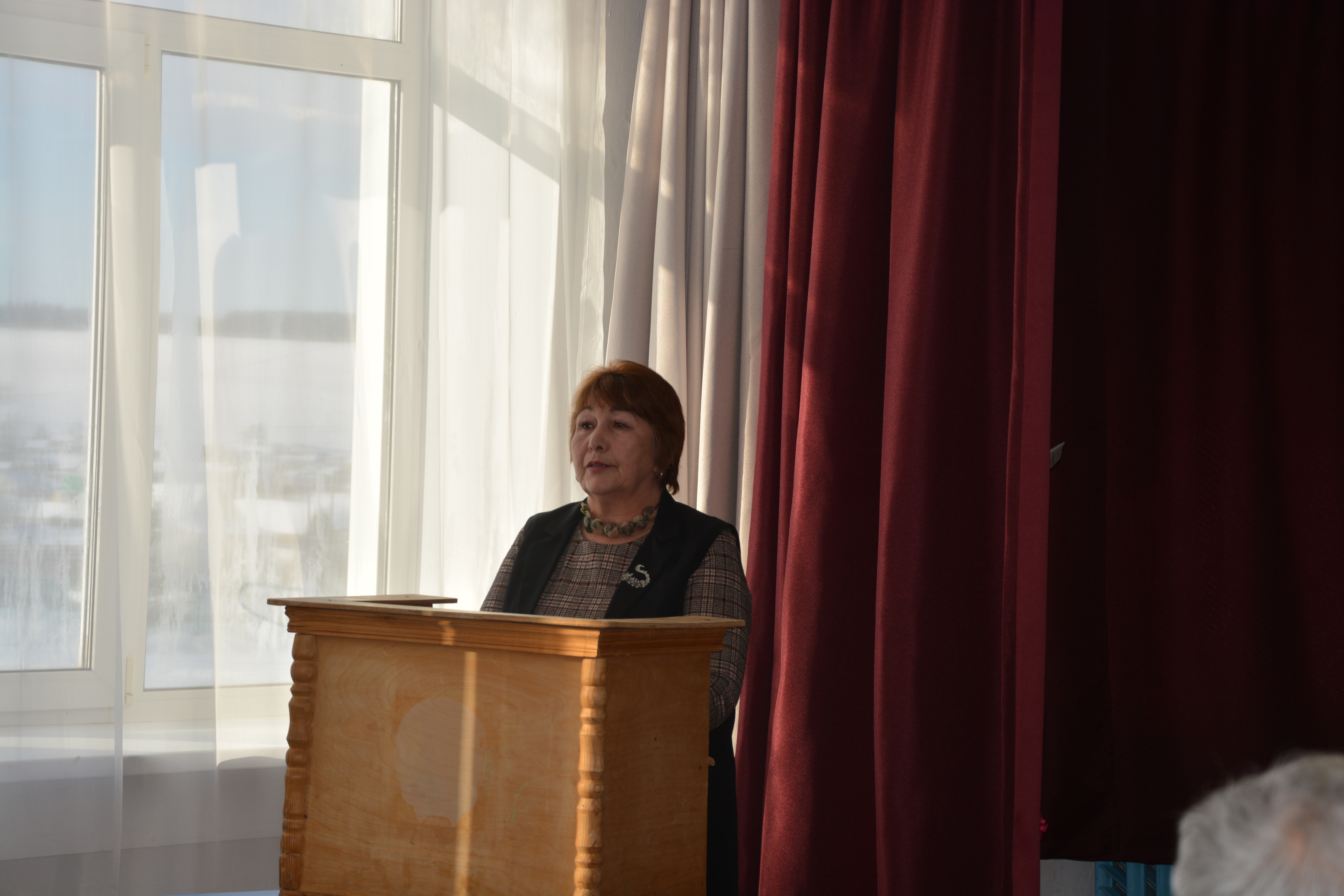 Мәктәптең ҡыйыу уҡыусыһына Герой партаһы асылды