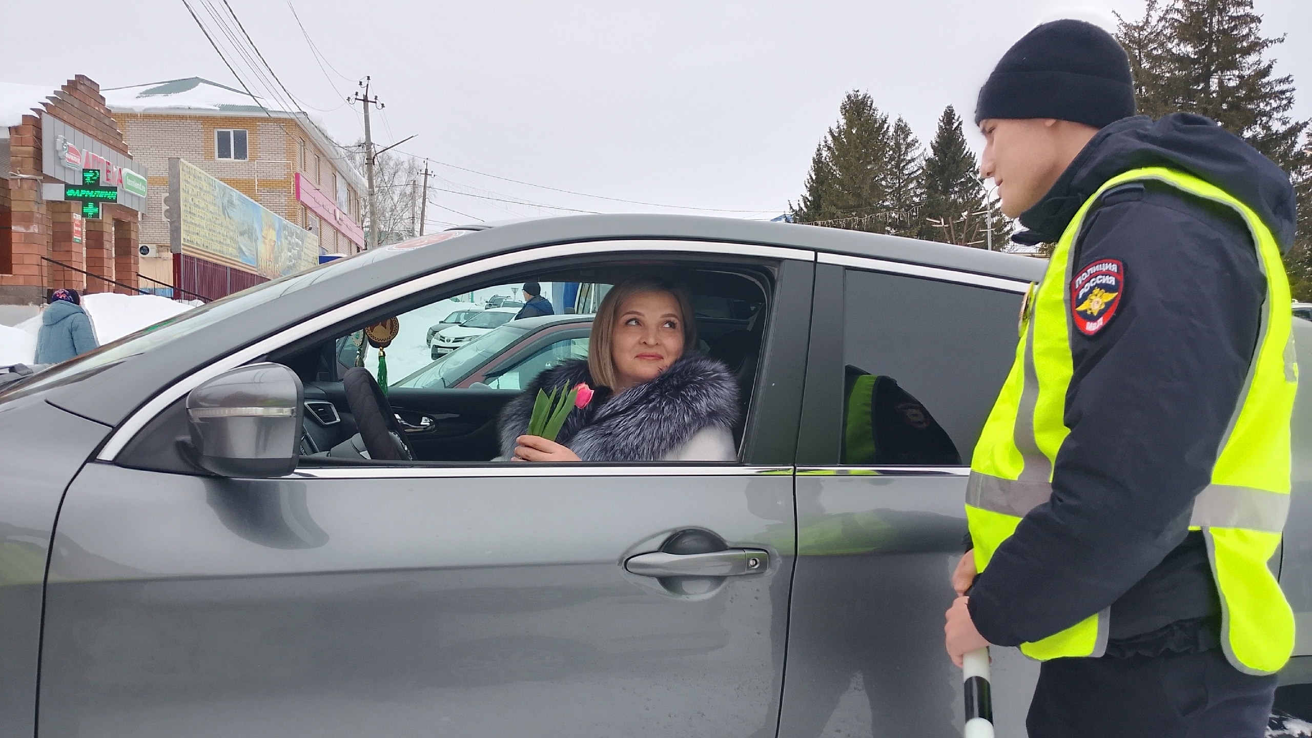 Водитель ҡатын-ҡыҙҙарға - сәскәләр