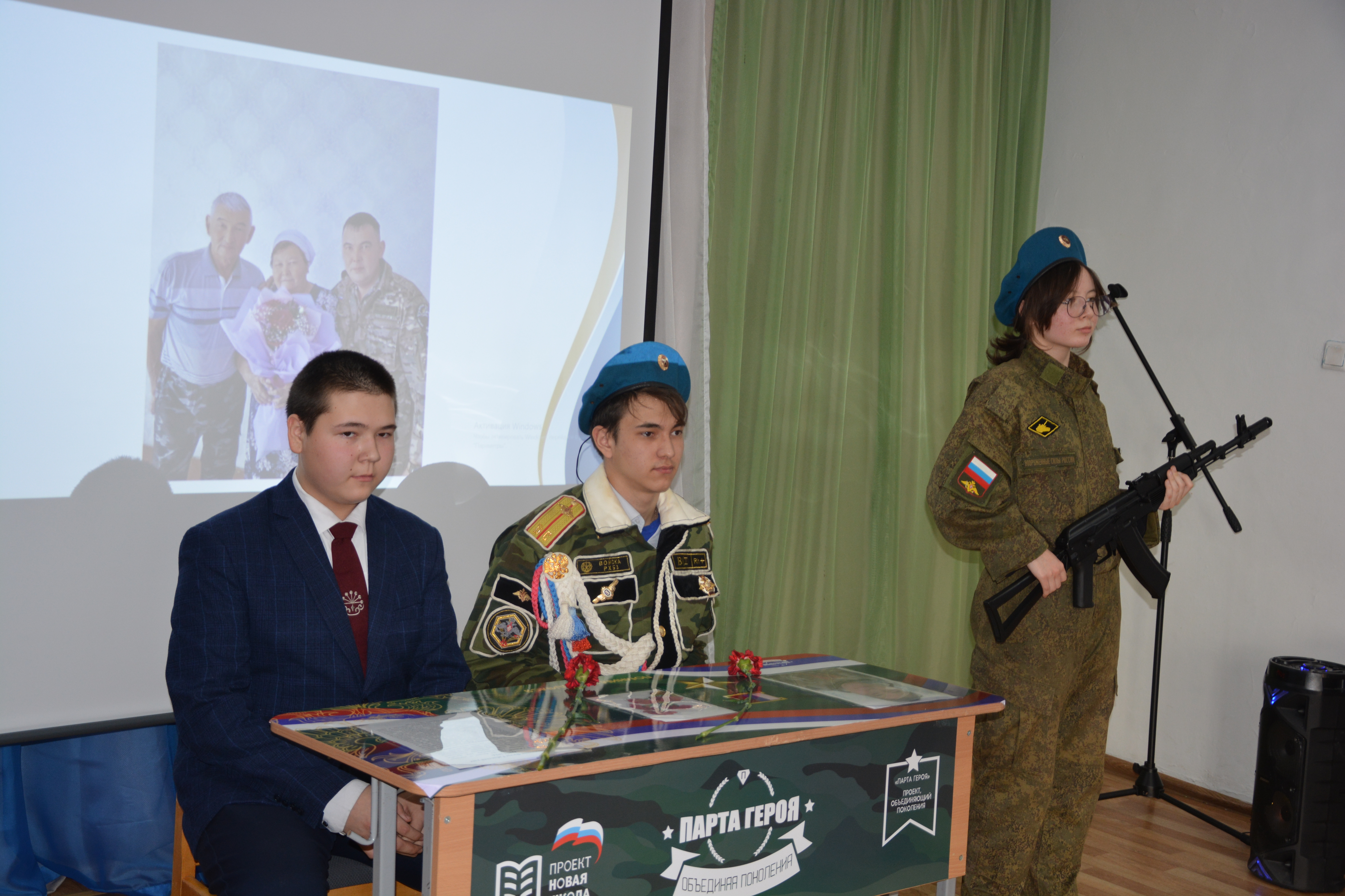 Мәктәптең ҡыйыу уҡыусыһына Герой партаһы асылды