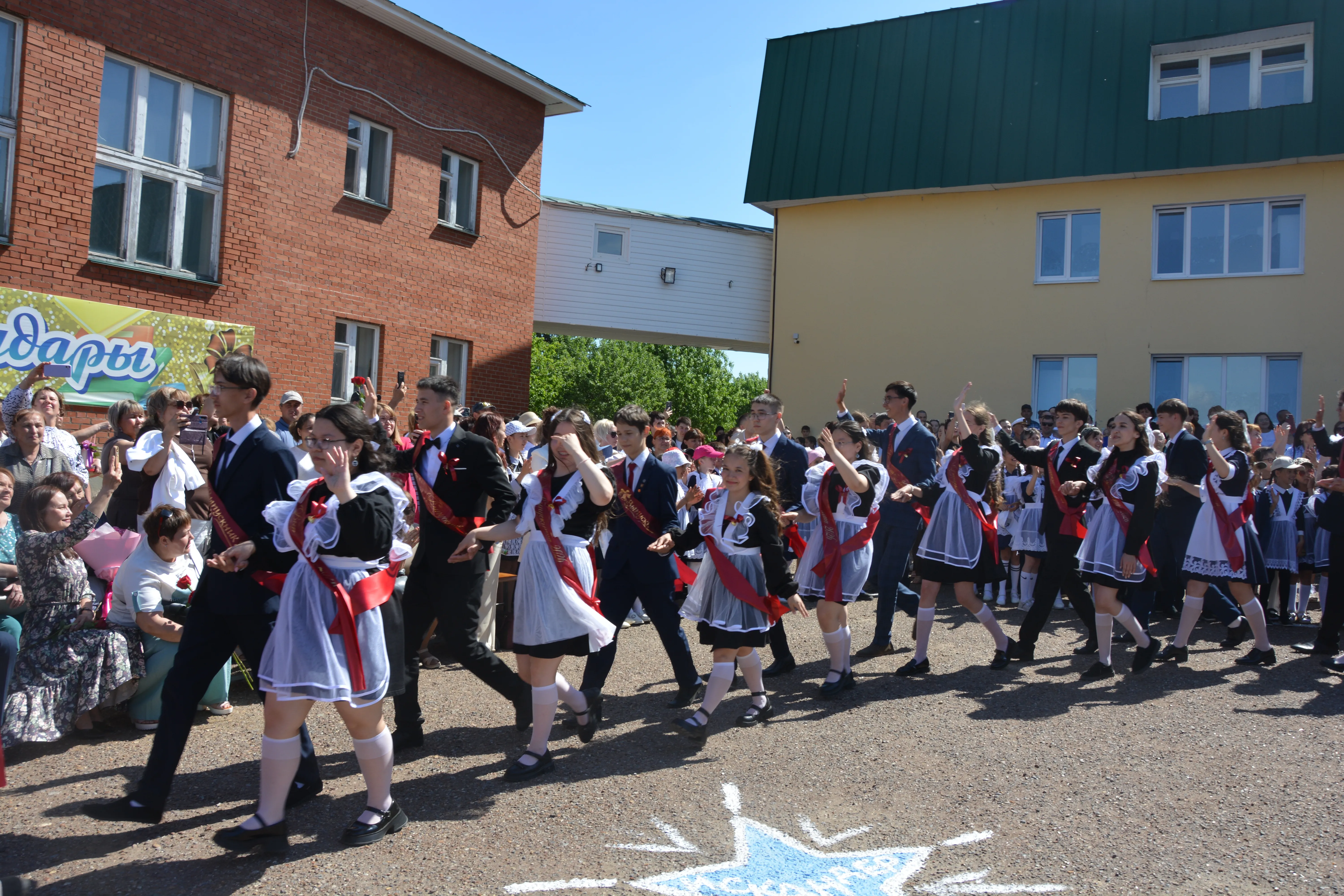 Аҡ юл һеҙгә, сығарылыш уҡыусылары!