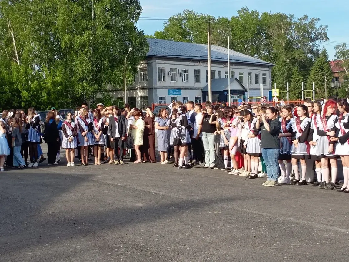 Сығарылыш уҡыусылары парады үтте