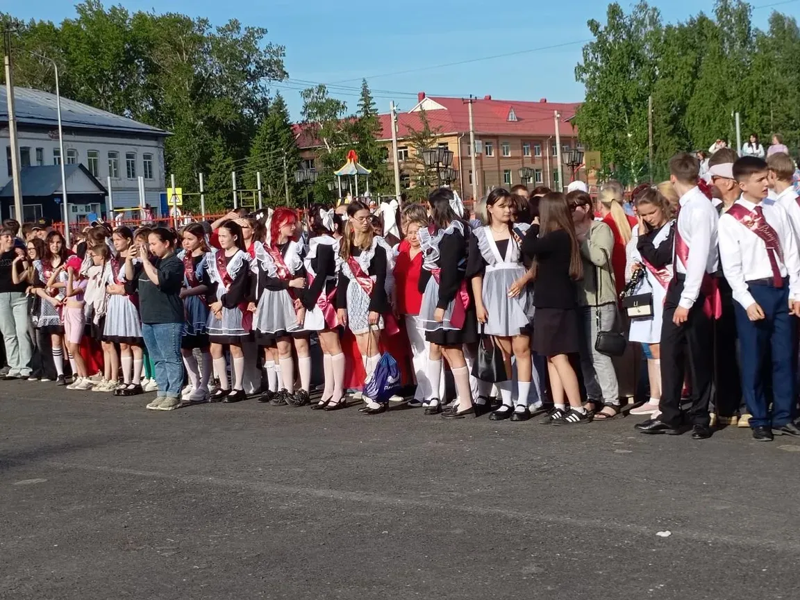 Сығарылыш уҡыусылары парады үтте