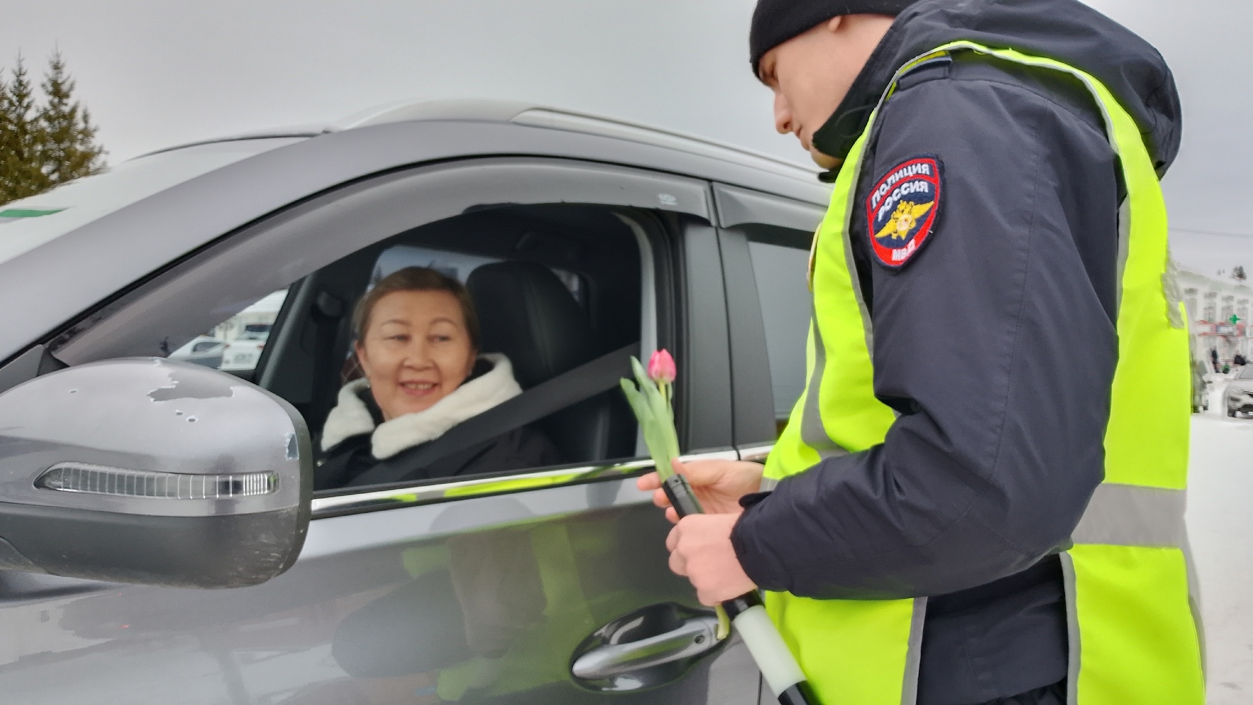 Водитель ҡатын-ҡыҙҙарға - сәскәләр