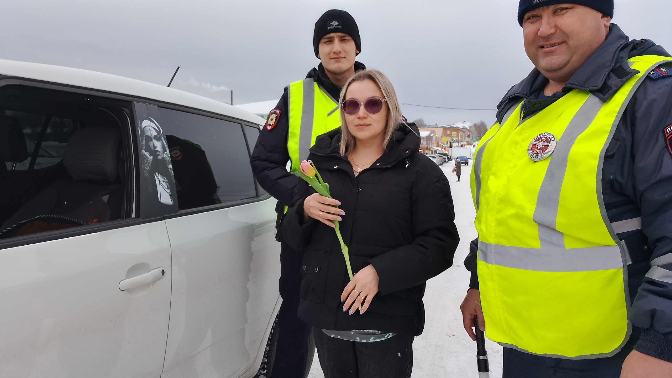 Водитель ҡатын-ҡыҙҙарға - сәскәләр