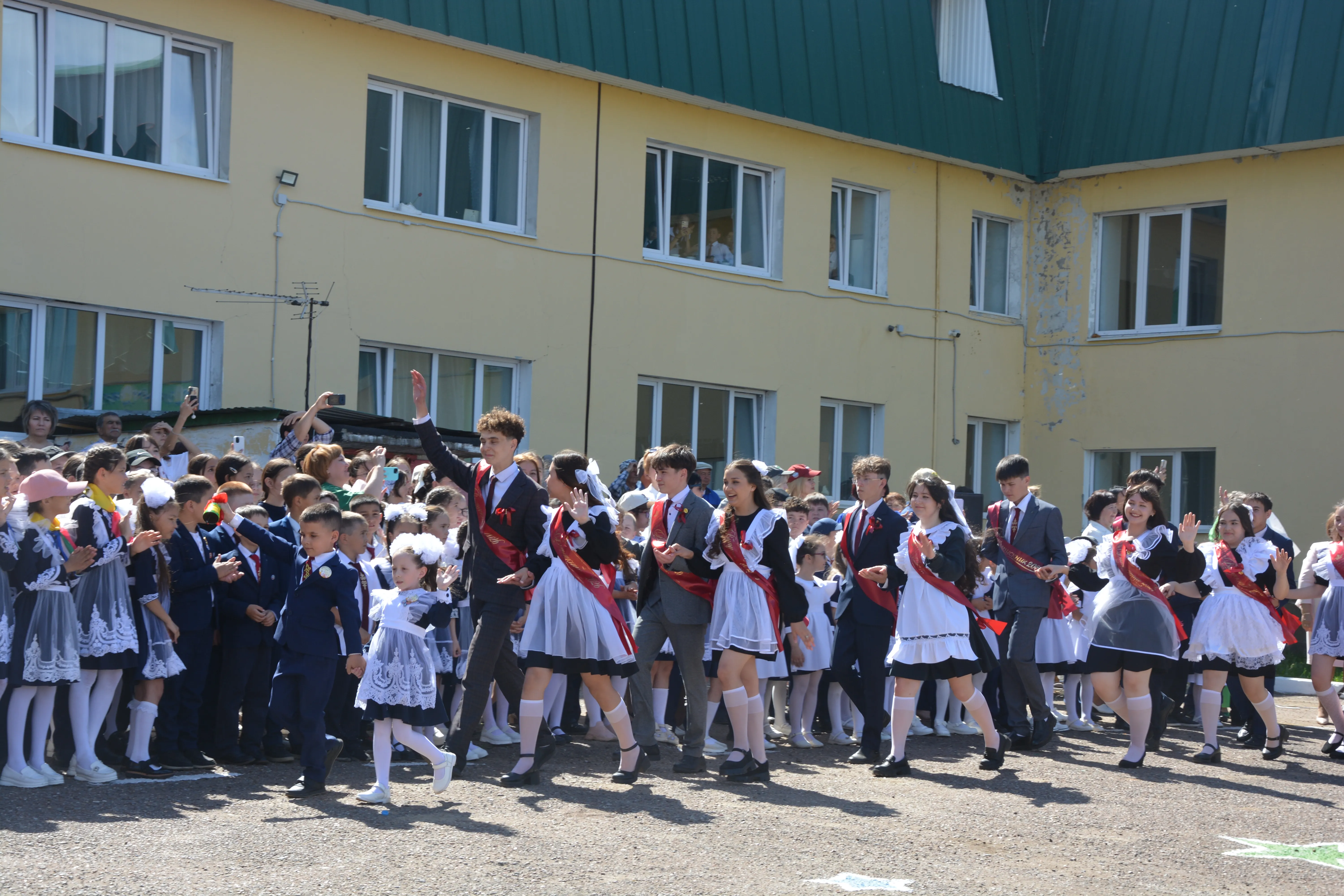 Аҡ юл һеҙгә, сығарылыш уҡыусылары!