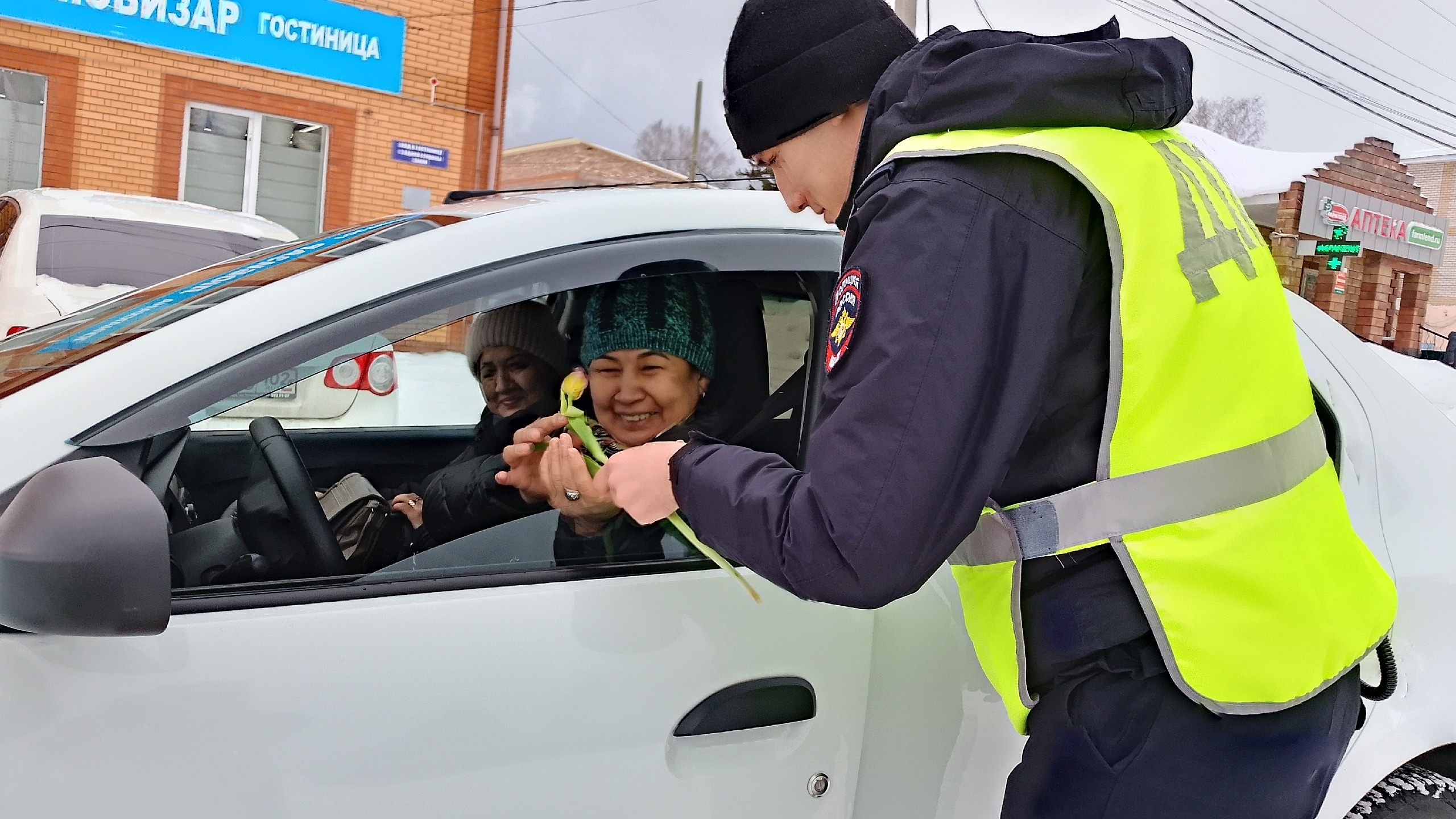 Водитель ҡатын-ҡыҙҙарға - сәскәләр