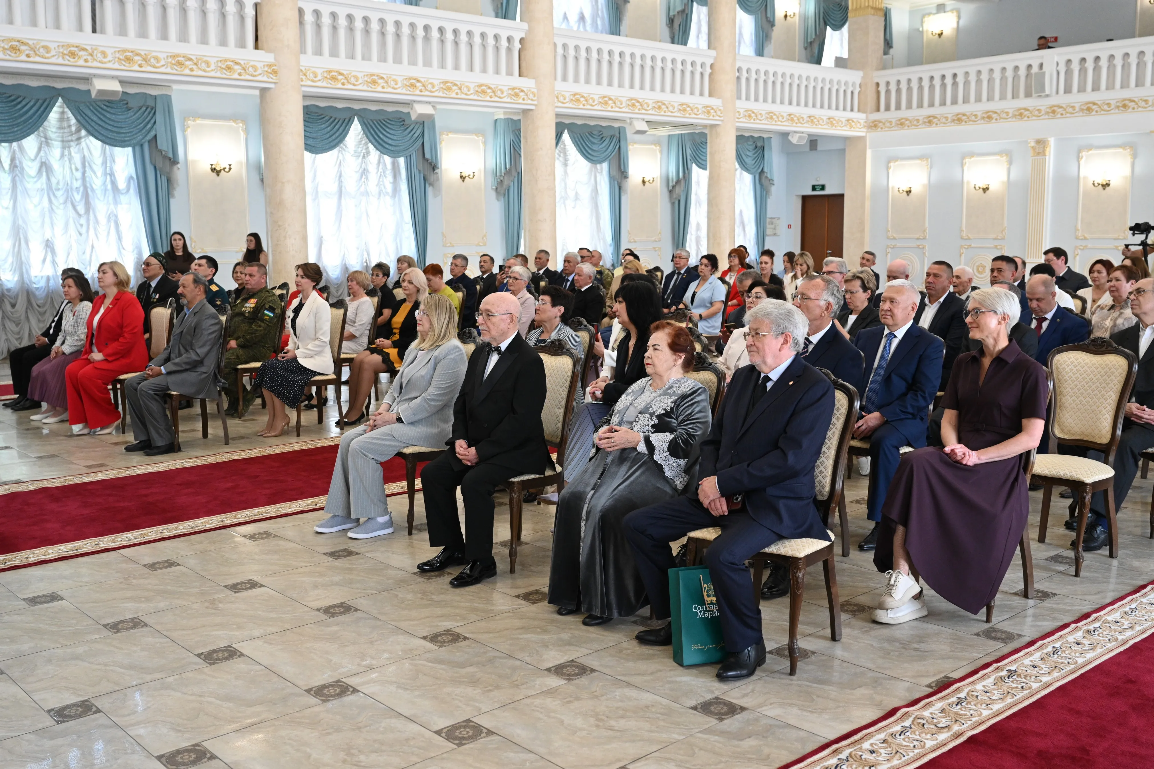 Pадий Xәбиров Pәсәйҙең hәм Башҡоpтостандың дәүләт наградаларын тапшыpҙы