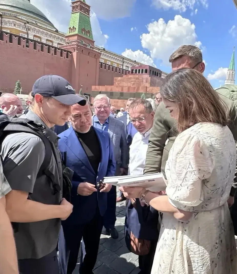 Наш «Китап» подарил книгу Дмитрию Анатольевичу Медведеву