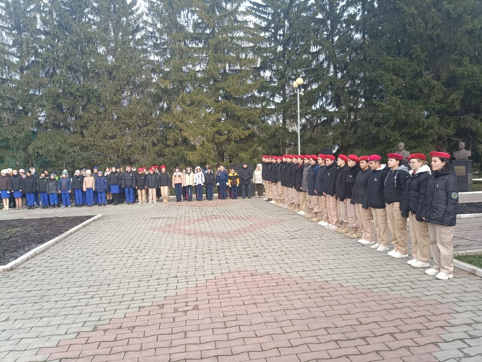 Байраҡтар Архангел районына тапшырылды