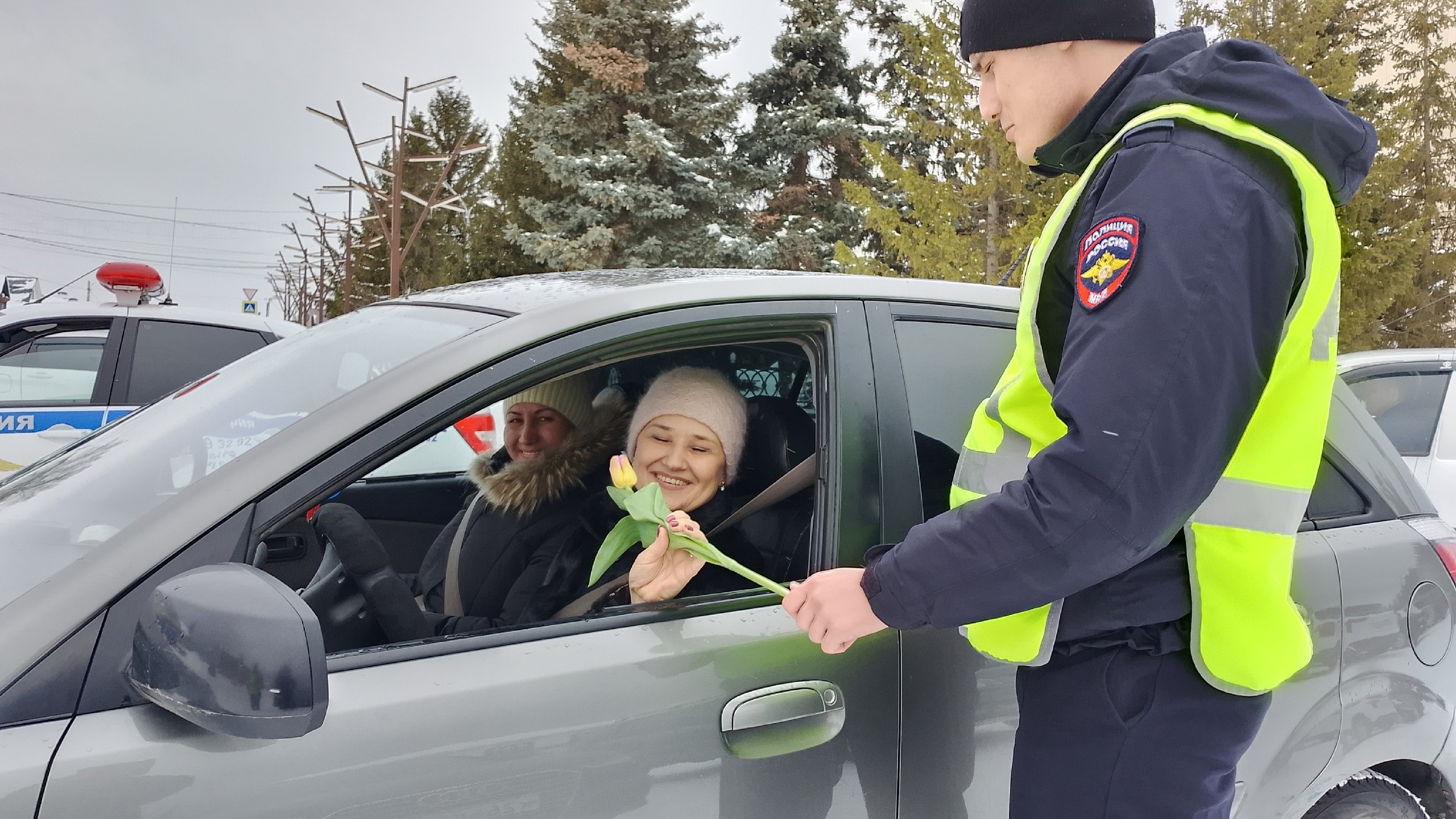 Водитель ҡатын-ҡыҙҙарға - сәскәләр