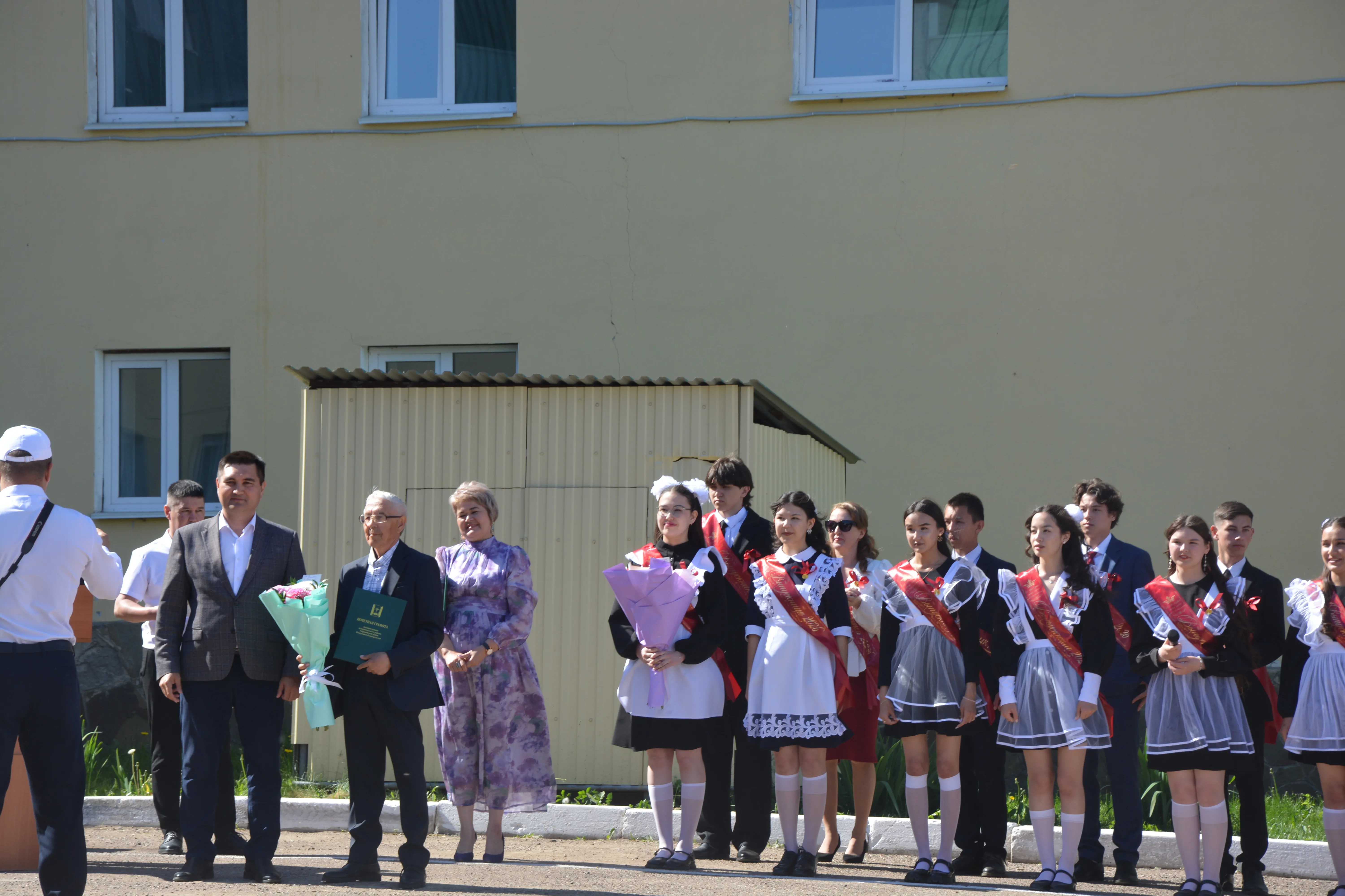 Аҡ юл һеҙгә, сығарылыш уҡыусылары!