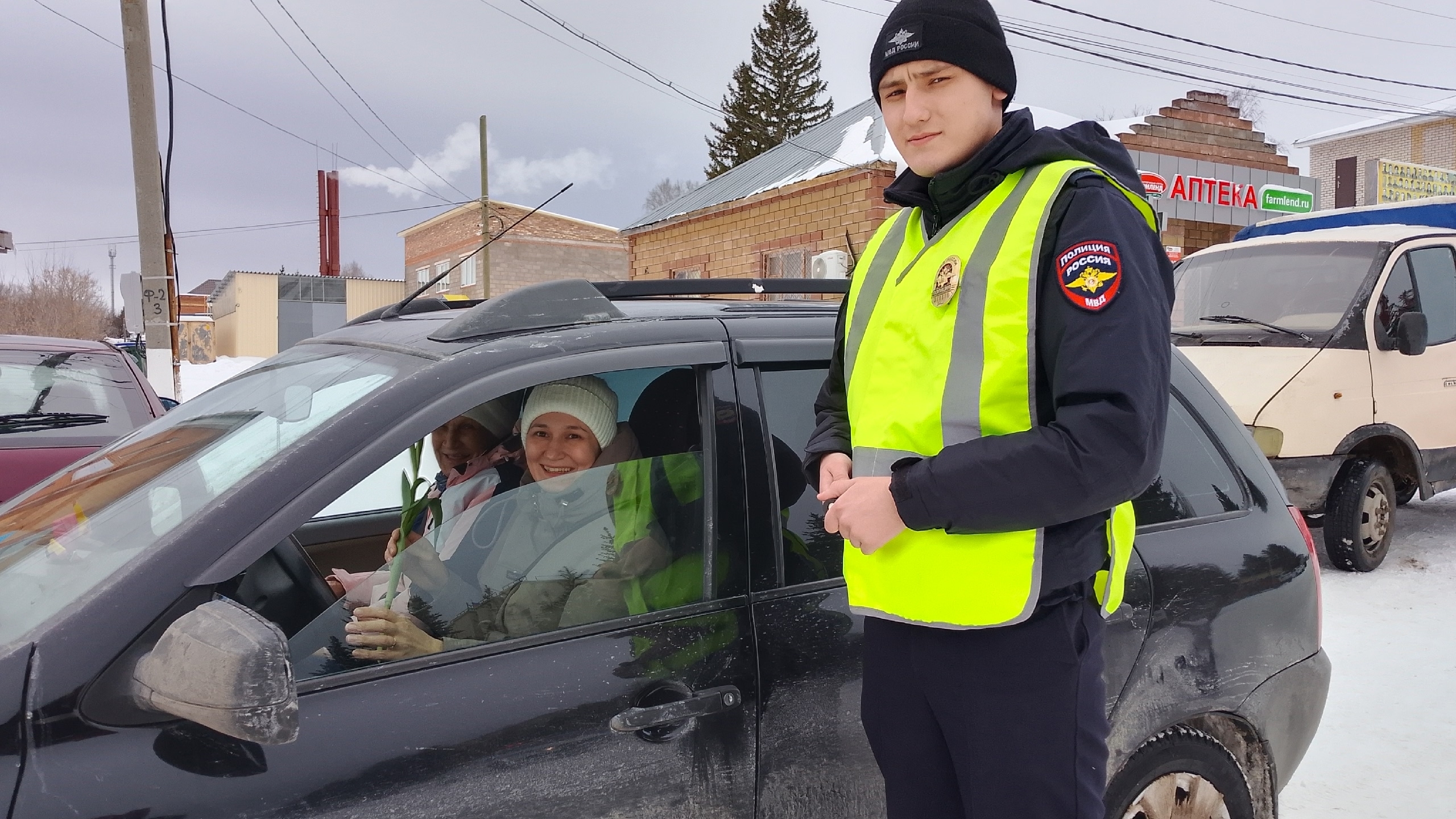 Водитель ҡатын-ҡыҙҙарға - сәскәләр