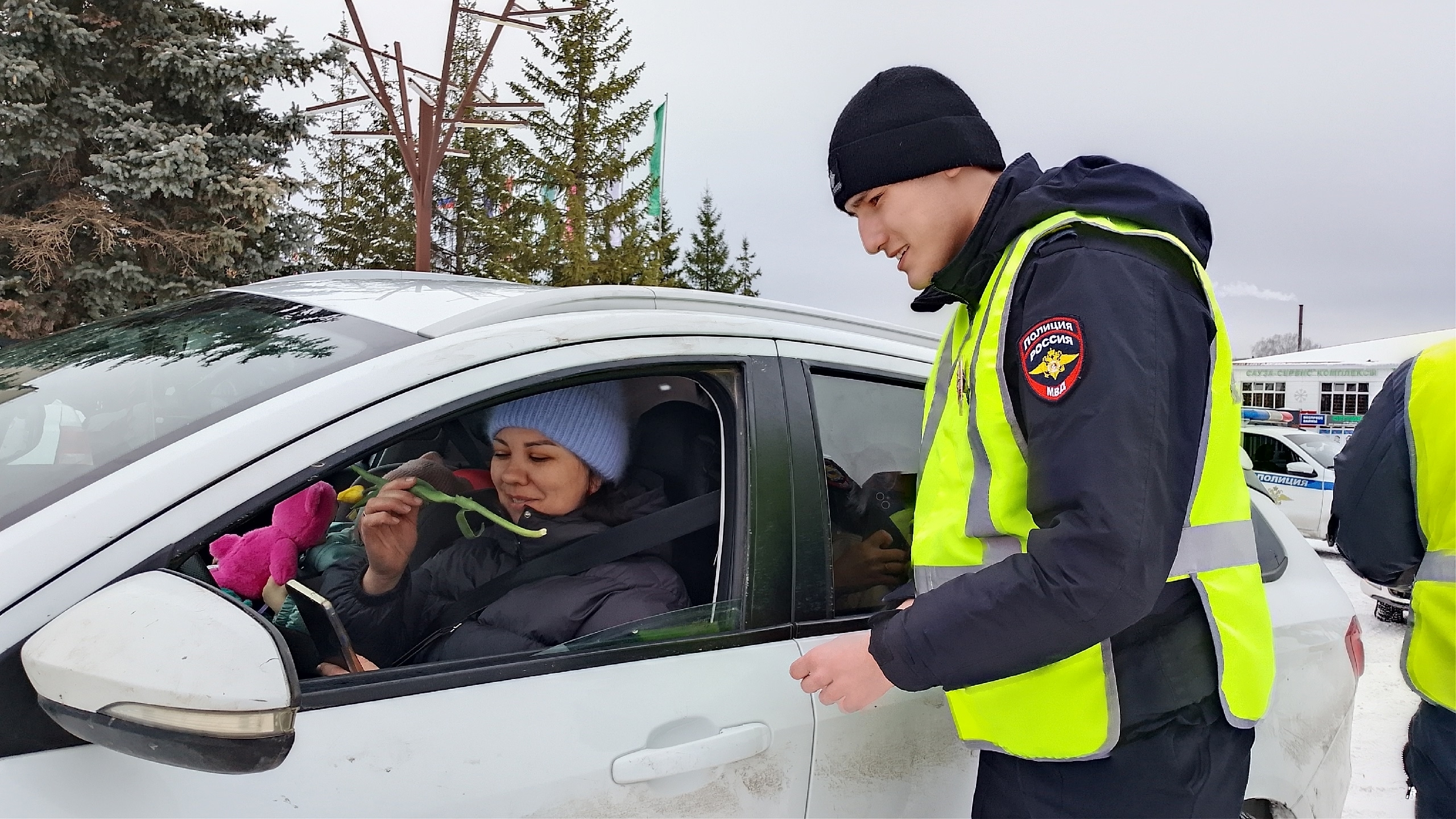 Водитель ҡатын-ҡыҙҙарға - сәскәләр