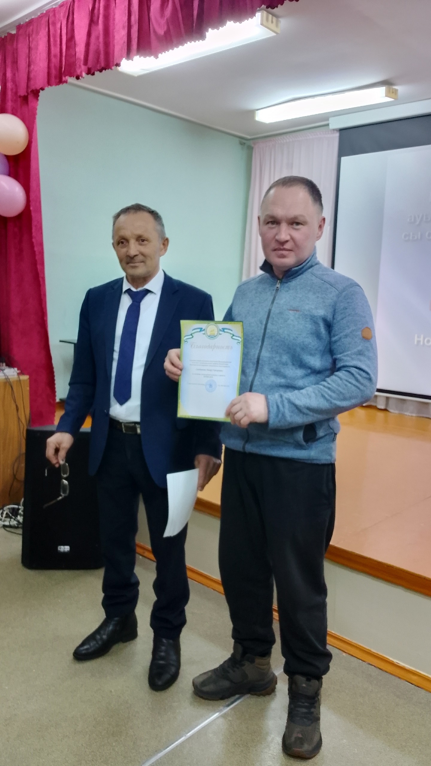 Халыҡ менән бер төптән эшләйҙәр