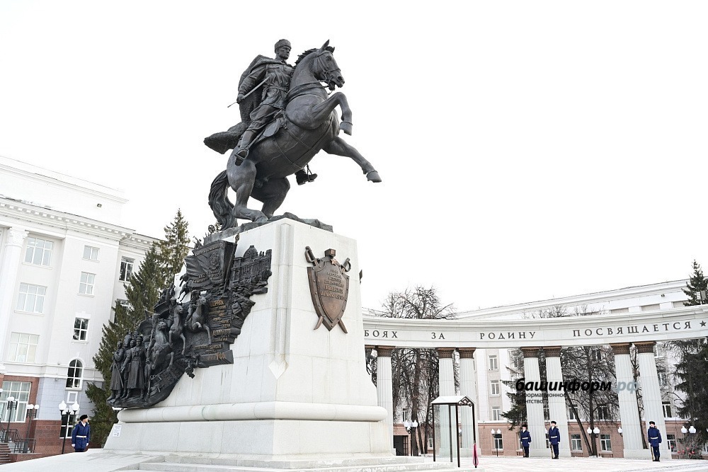 Радий Хабиров и Алексей Текслер возложили цветы к памятнику Минигали Шаймуратову