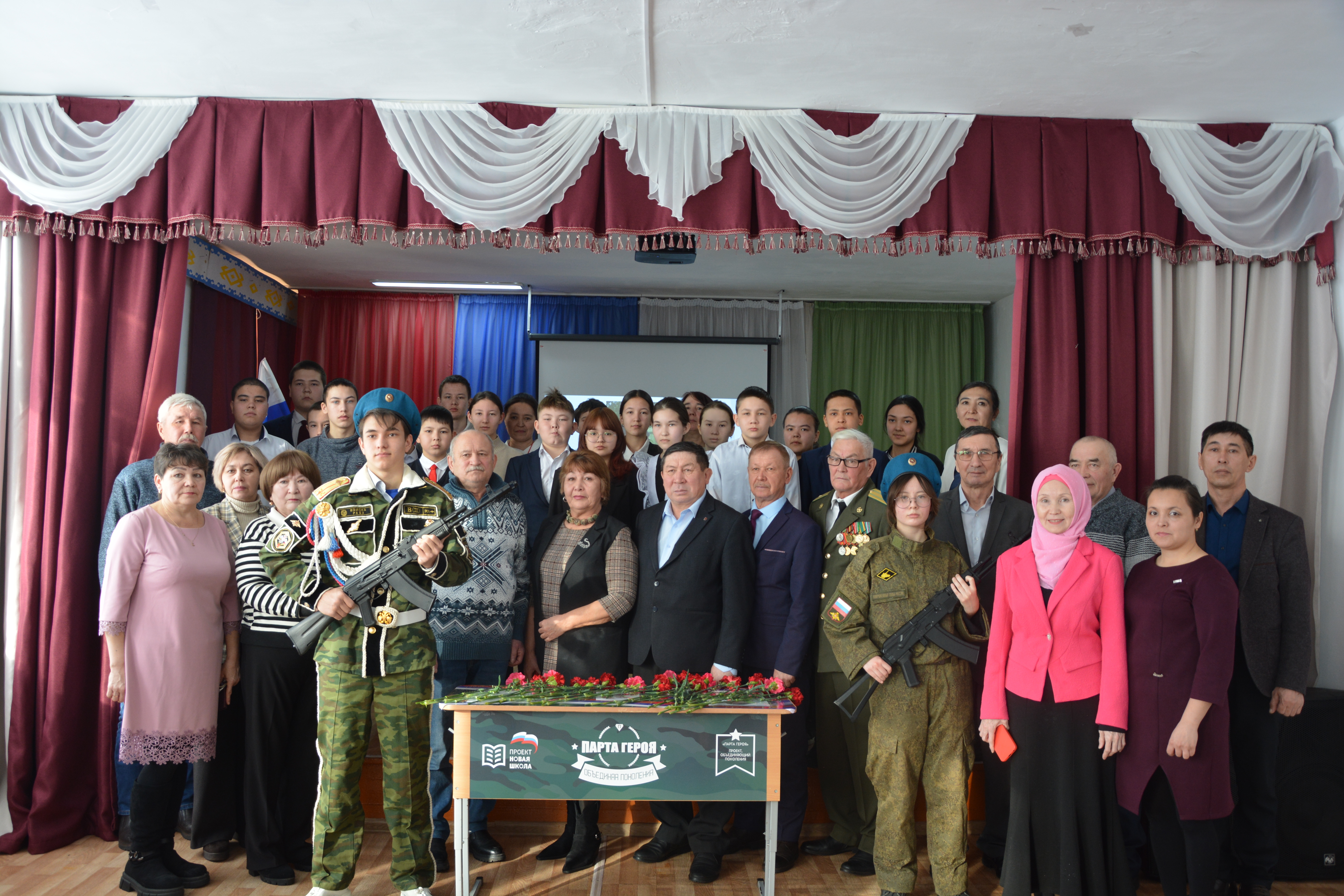 Мәктәптең ҡыйыу уҡыусыһына Герой партаһы асылды