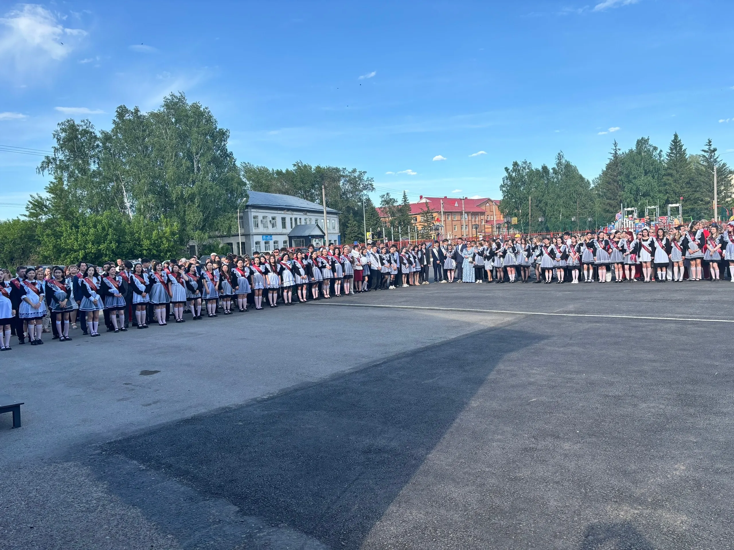 Сығарылыш уҡыусылары парады үтте