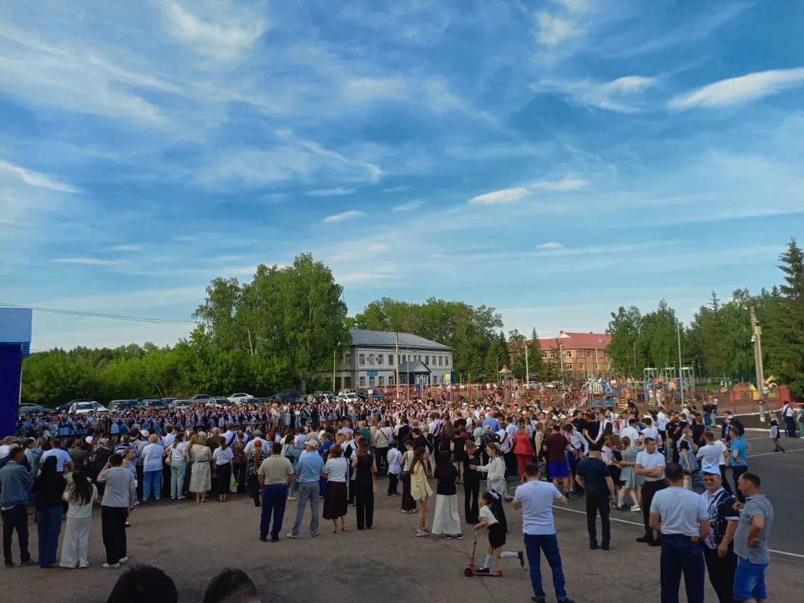 Сығарылыш уҡыусылары парады үтте