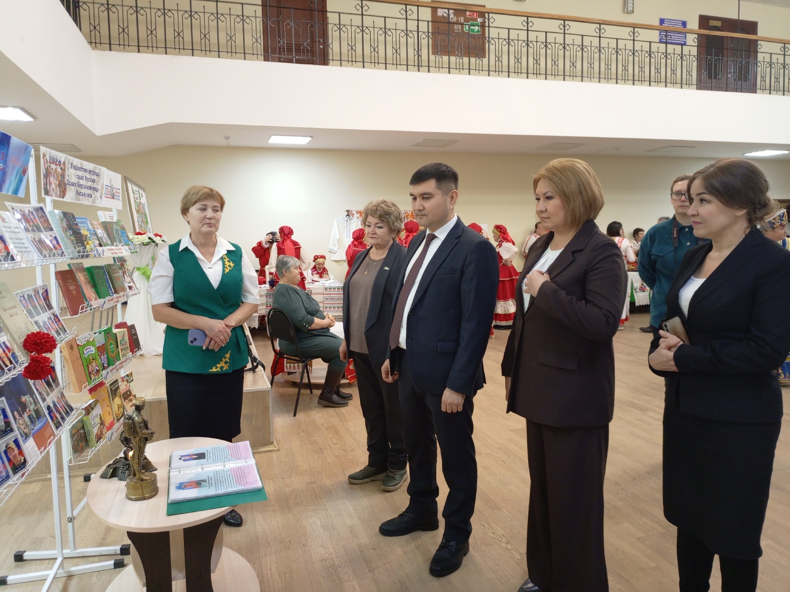 Халҡыбыҙ дуҫ-татыу йәшәһен!