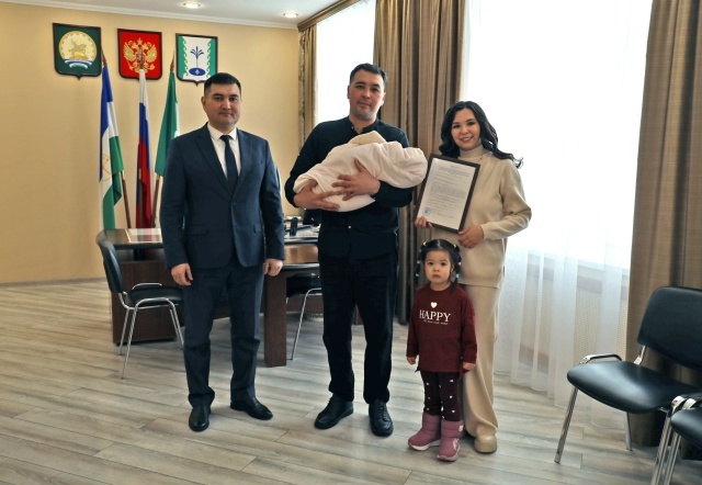 Районыбыҙҙан йәш ғаилә торлаҡҡа социаль түләү алды