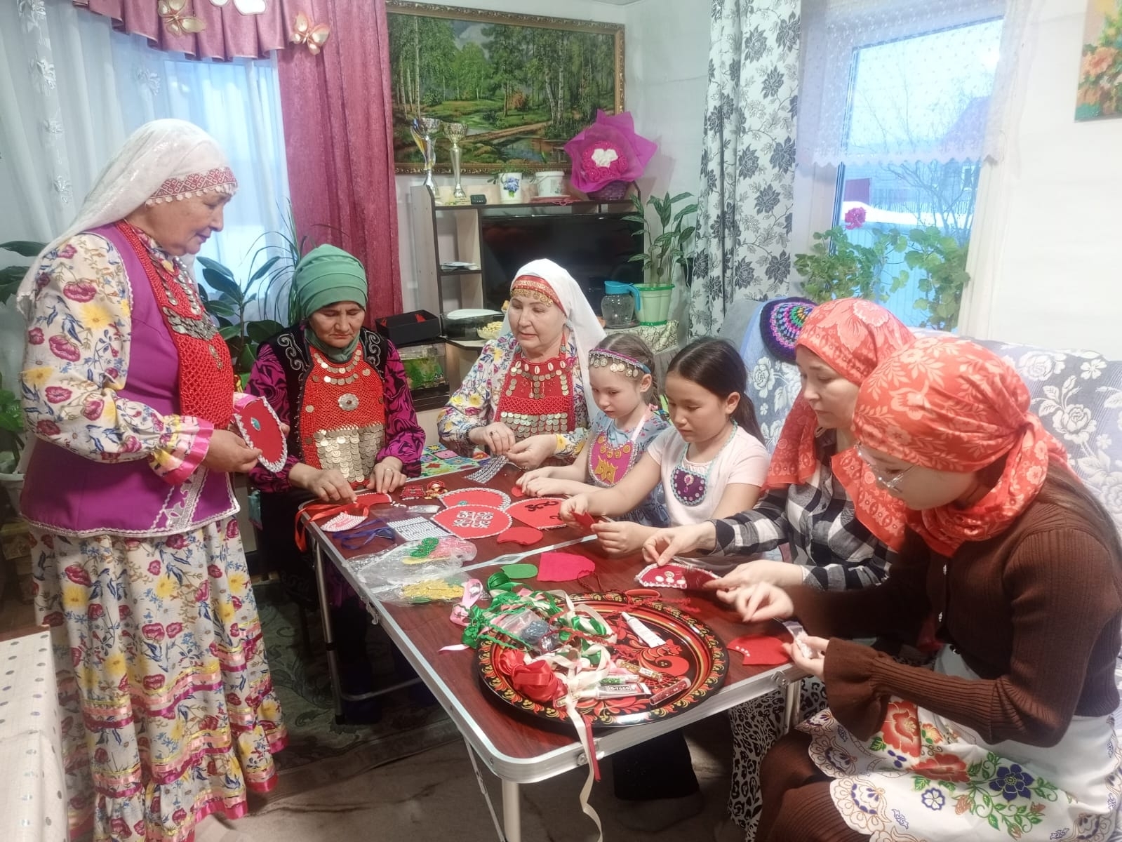 Күстәнәсле кәрзин - берҙәмлек,  дуҫлыҡ сағылышы