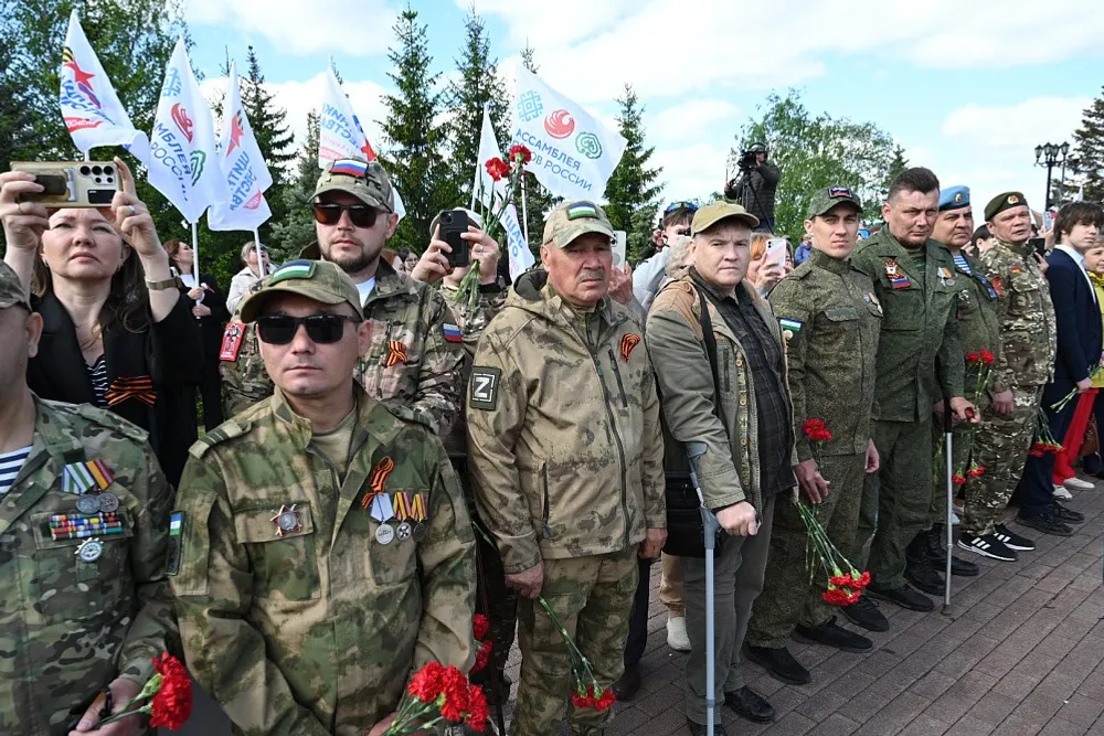 Радий Хабиров возложил венок к Вечному огню в уфимском парке Победы