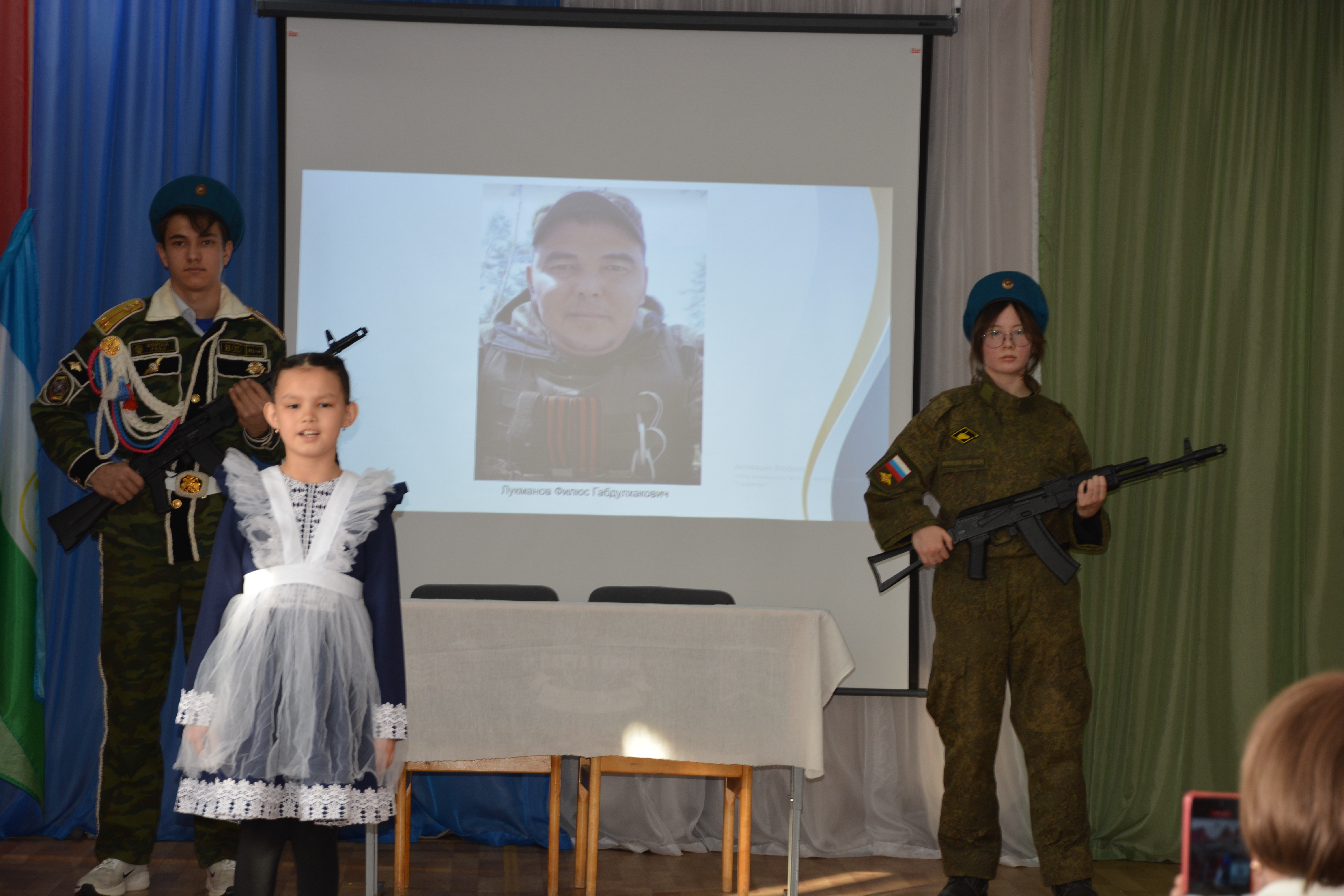 Мәктәптең ҡыйыу уҡыусыһына Герой партаһы асылды