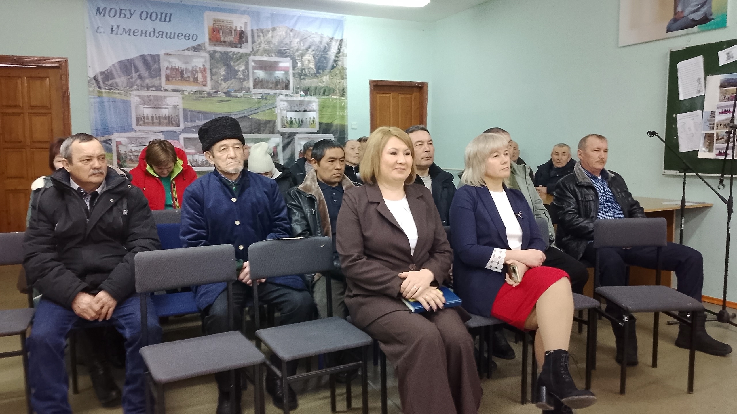 Халыҡ менән бер төптән эшләйҙәр